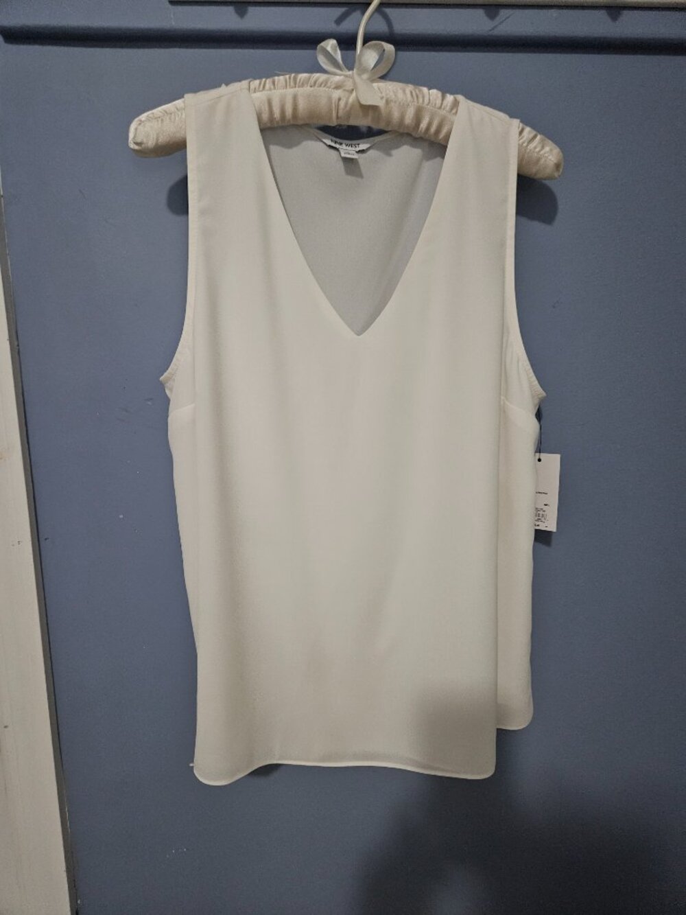 Nine West - Ivory V-Neck Tank Shell-Size L - Picture 2 of 7